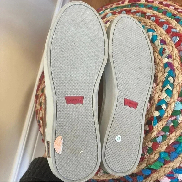 New  Levi’s tan brown sneakers - Picture 4 of 8